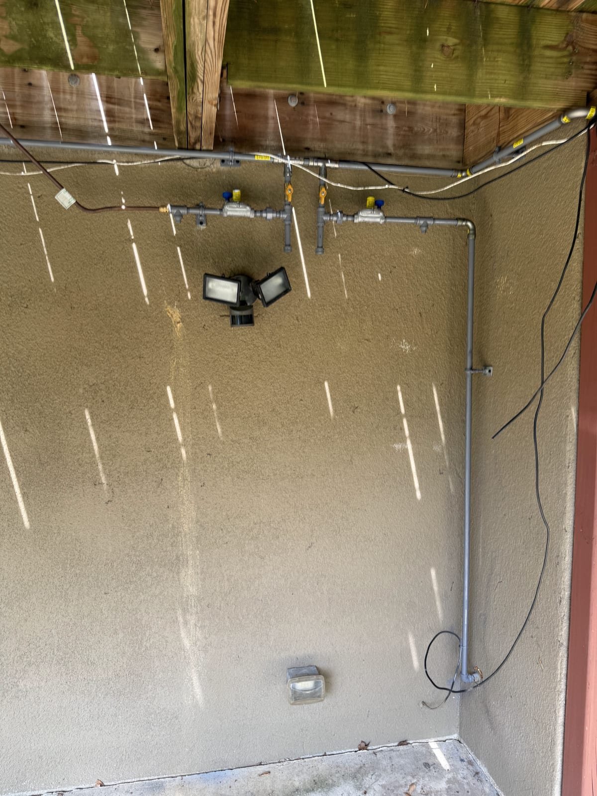 Gas piping installation with fittings and a shutoff valve