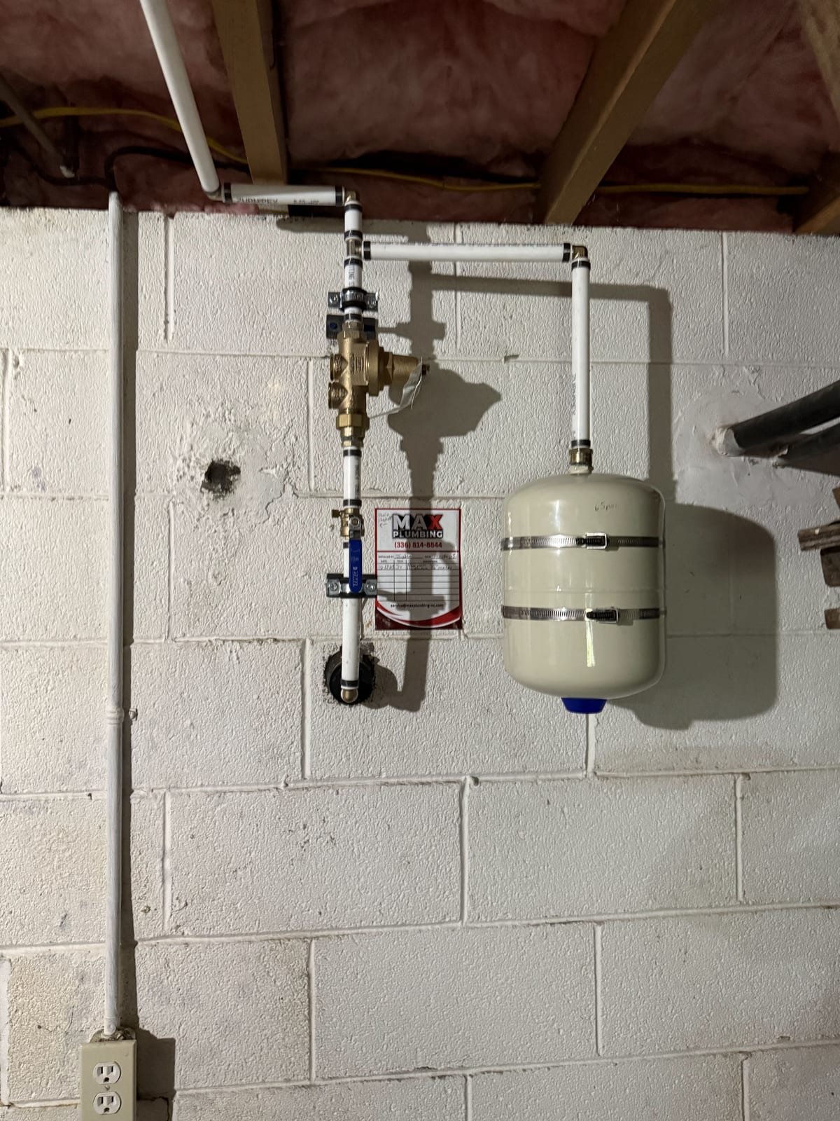 Pressure reducing valve installed together with a thermal expansion tank